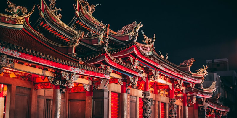 亚洲城市天际线，地图上标注着网络节点与连接线